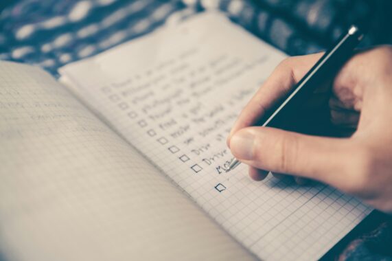 ノートにチェック事項を順番に書き出している