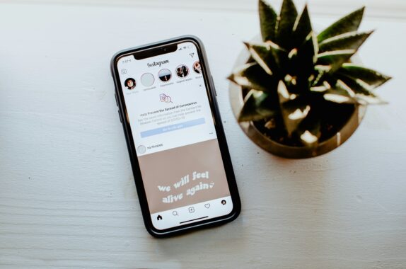 インスタグラムの画面が開かれているスマホ