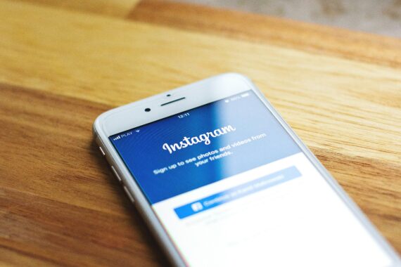 インスタグラムが表示されたスマホ