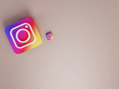 インスタグラムのロゴが2つ並べられている