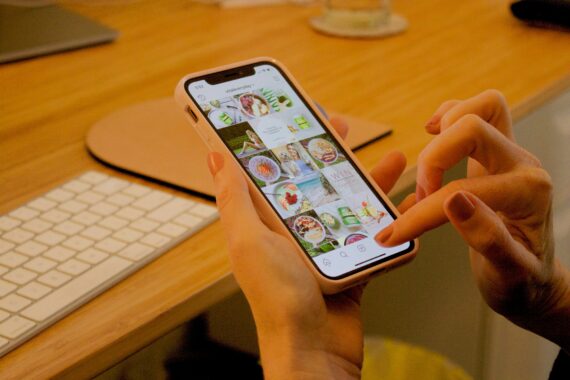 インスタグラムを見ている女性の手