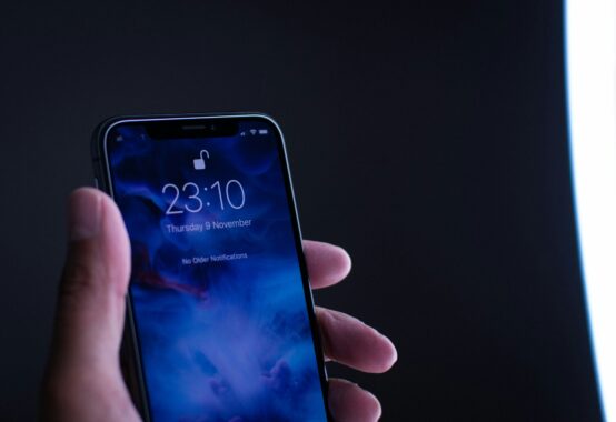 開いたスマホを持つ手
