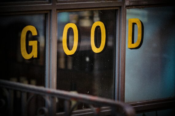 窓のところにGOODというアルファベットがある