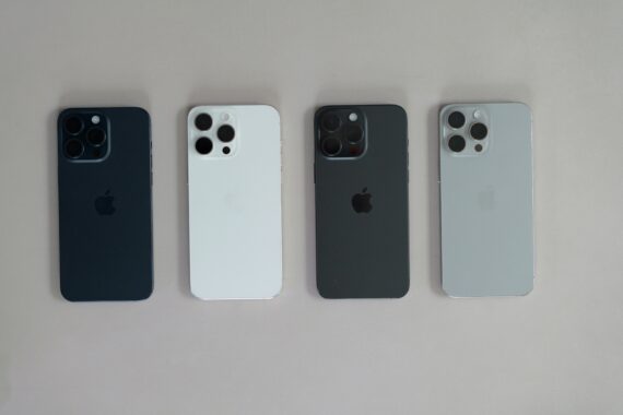 スマホが4台並べられている