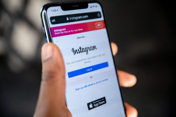 手で持ったスマホの画面にはインスタが映されている