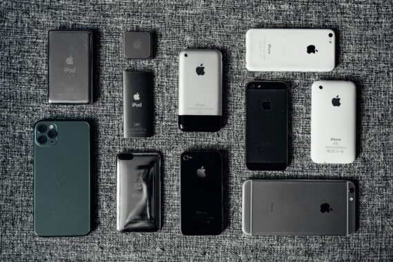 アイフォンなどたくさんのアップル社製品が並べられている