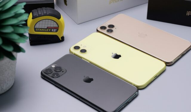 黒・黄色・ピンクのスマホが並べられている