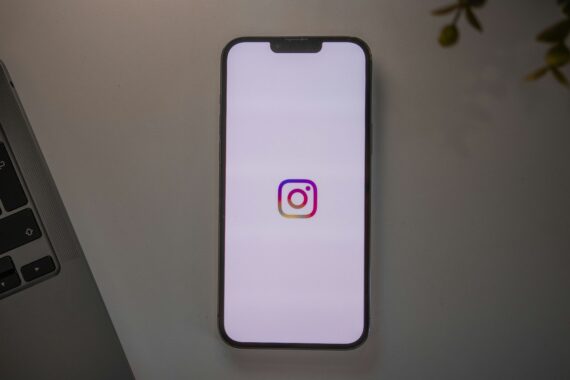 インスタのロゴが表示されているスマホが置かれている